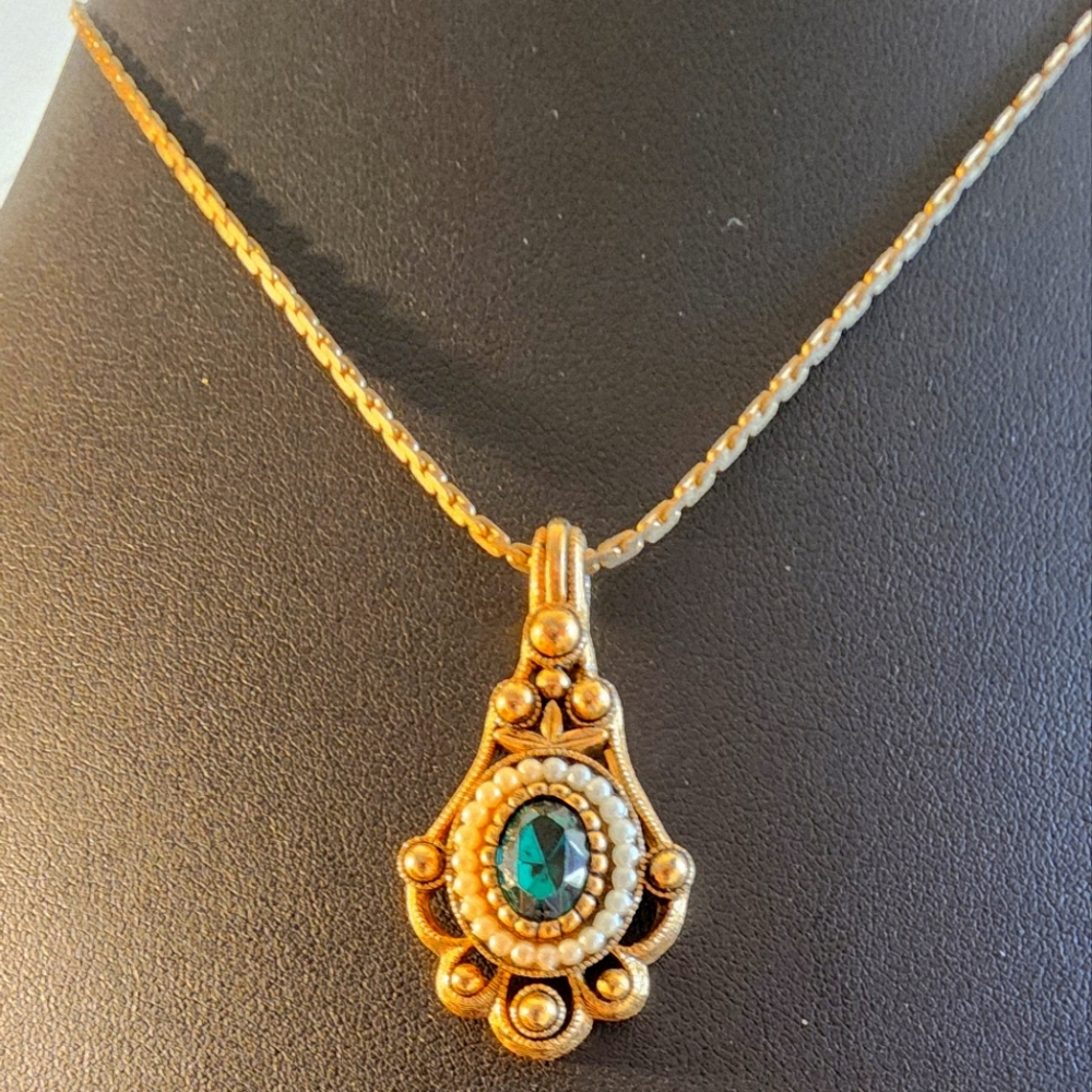 Vintage Avon Goldtone Pendant Necklace with Emerald Green Glass Stone&Faux Pearl